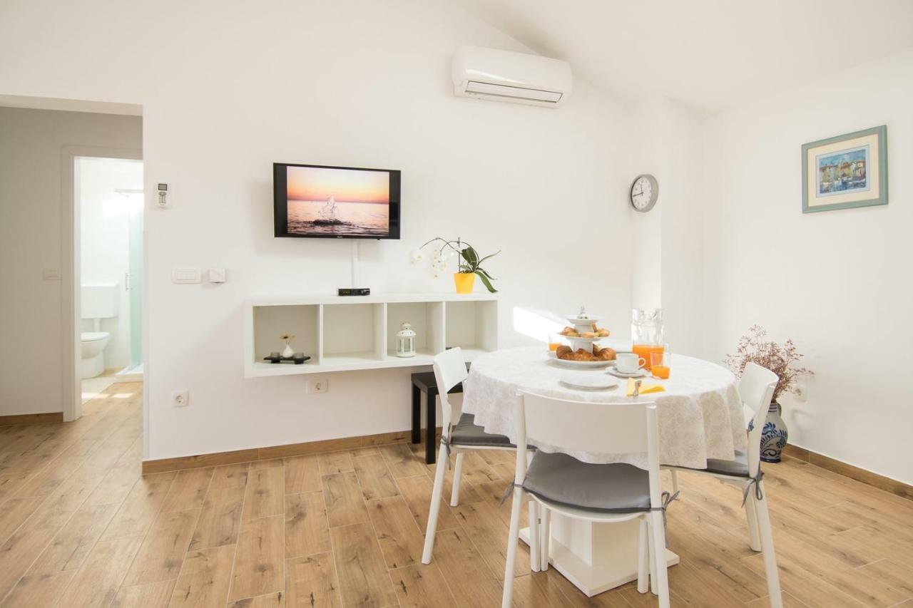Apartment Bruneta 1 With Sea View Tar-Vabriga Ngoại thất bức ảnh