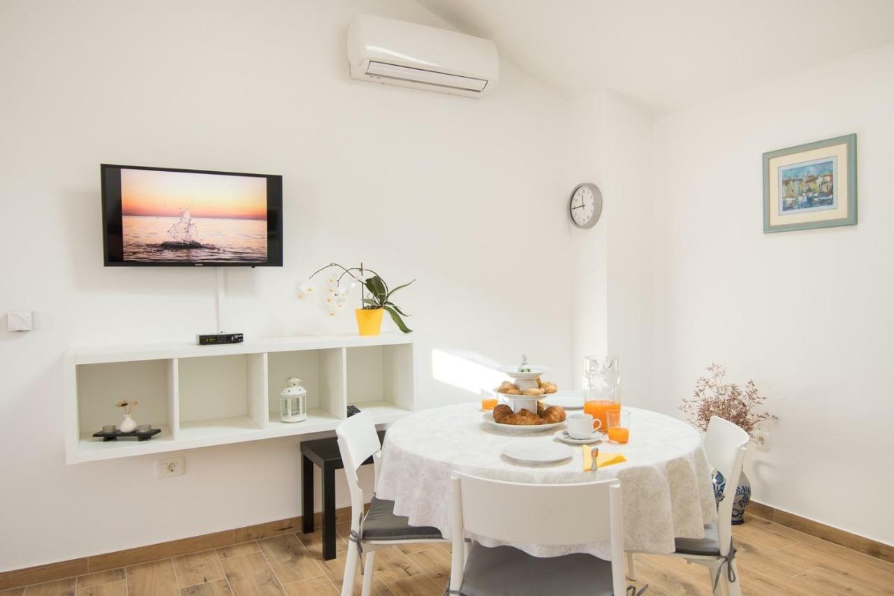 Apartment Bruneta 1 With Sea View Tar-Vabriga Ngoại thất bức ảnh